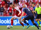 Christian Eriksen (izquierda) se desplomó mientras se jugaba el partido entre Dinamarca y Finlandia