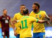 Neymar (d), ofensivo brasileño, celebra tras marcar el segundo tanto.