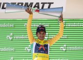 Richard  Carapaz, ciclista ecuatoriano del Ineos, levanta el trofeo del Tour de Suiza.
