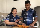 Pedro Vite, junto a su madre Luz María Uca, mientras le enseña a cocinar.