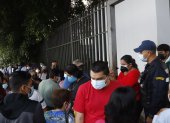 Este martes se repitió la larga fila de afiliados para hacerse exámenes de laboratorio, pero esta vez si fueron atendidos.
