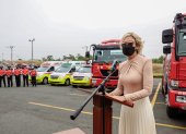 Previo al acto, llevado a cabo en el Municipio, Viteri participó de un acto en el que entregó dos camiones de combate contra incendios a los Bomberos.