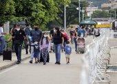 Varias personas cruzan el puente internacional Simón Bolívar desde Venezuela hacía Colombia, gracias a la apertura de un corredor humanitario, el 2 de junio de 2021, en Cúcuta (Colombia).