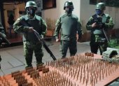 Evidencias. Los militares exhibieron los pertrechos decomisados durante la operación militar.