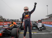 Verstappen celebra tras firmar la quinta "pole" de su carrera en F1 luego de dominar la sesión de calificación de Gran Premio de Francia