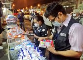 Agentes de la Arcsa realizan control de lácteos en los mercados de Guayaquil.