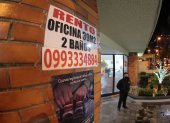 Avisos. Carteles de arriendo de oficina se puede ver en edificios del centro-norte de Quito. La oferta es amplia en este sector de la capital.