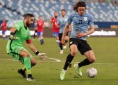Claudio Bravo, arquero de Chile, trata de obstaculizar una acción de Edinson Cavani, delantero uruguayo.