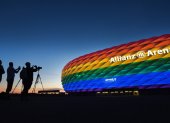 Dieter Reiter, alcalde de Múnich, solicitó iluminar el estadio Allianz Arena con los colores del arco iris.