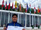 David Farinango con el boleto a Tokio que consiguió en el clasificatorio de aguas abiertas realizado en Portugal.