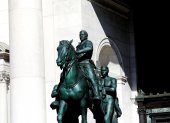 En la imponente estatua, encargada en 1925 al artista James Earle Fraser, Roosevelt está sobre un caballo flanqueado por un hombre negro.