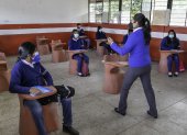 Tras el retorno a clases en Ecuador, dos alumnos han presentado síntomas de covid.