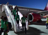 La selecciones a nivel mundial deben trasladarse para jugar y hay futbolistas que pasan más tiempo en un avión que en una cancha.