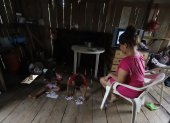 Moisés y Judith, hijos de María Fernanda Orellana, juegan en el piso de su humilde vivienda al no tener labores escolares que hacer porque no están en la escuela.