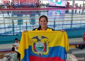 María Verónica Córdova muestra con orgullo la bandera tricolor tras lograr la medalla de bronce en Serbia.