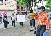 Protesta. Vecinos de Urdenor 1, durante el plantón, la mañana de ayer.