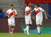 André Carrillo (c), es felicitado luego de marcar el gol de la victoria de los del Rímac.