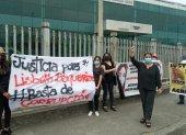 La mamá de Lisbeth Baquerizo realizó un plantón para pedir la celeridad y transparencia en la investigación.