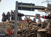 Rescatistas fueron registrados este lunes al trabajar en la zona en la que un edifico de doce plantas se derrumbó la semana pasada en Surfside (Florida, EE.UU.).