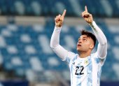 Lautaro Martínez de Argentina celebra un gol hoy, en un partido del grupo A entre Bolivia y Argentina de la Copa América en el estadio Arena Pantanal en Cuiabá (Brasil).