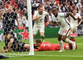 Raheem Sterling (10) corre para festejar el tanto inglés ante el desconsuelo germano.