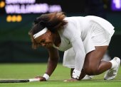 Serena Williams muestra dolor tras sufrir una dolencia en su tobillo.