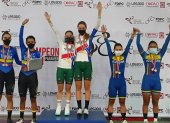 Dayana Aguilar y Miryam Núñez (d) en el podio del Campeonato Panamericano de ciclismo de pista.