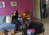 Bethania en un trascámaras de uno de sus videos, en la sala de su casa.