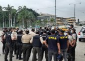 Un grupo de policías se organizan antes de empezar un operativo.