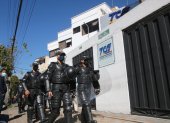 Seguridad. Policías antimotines llegaron a resguardar las instalaciones del organismo.