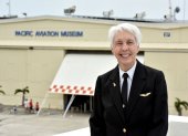 Fotografía cedida por el Museo de Aviación de Pearl Harbor donde aparece la experimentada piloto Wally Funk, de 82 años, considerada la primera instructora de vuelo estadounidense de la historia.