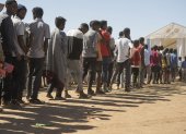 Refugiados etíopes hacen fila para recibir asistencia humanitaria en la región de Tigray.