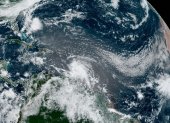 Fotografía cedida por la Oficina Nacional de Administración Oceánica y Atmosférica (NOAA) donde se muestra el estado del clima en el Atlántico hoy a las 10:20 hora local (14:20 GMT).
