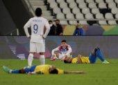 Jugadores de Brasil y Chile descansan tras el final de un partido por los cuartos de final de la Copa América en el estadio Nilton Santos de Río de Janeiro (Brasil).