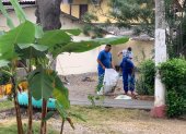 Los moradores de zona para recoger la basura, cortar la maleza, podar los árboles y sembrar nuevas plantas.