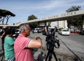 Roma. Tras conocerse del traslado al hospital Policlínico Gemelli, decenas de periodistas se apostaron en los alrededores de este centro médico para esperar noticias del papa.