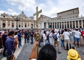 Roma. Cientos de feligreses asistieron la mañana de ayer al rezo dominical del Angelus, en la plaza de San Pedro del Vaticano, que fue presidido por Francisco.