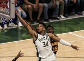 Giannis  no juega por su rodilla desde el cuarto partido de la serie ante Hawks.