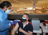 Un colaborador de La Favorita recibe la vacuna en uno de los locales de Supermaxi, dentro del plan pilto de vacunación en las empresas.