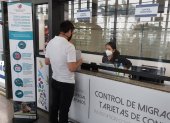 Los viajeros deben presentar pruebas o el carnet de vacunación en los aeropuertos antes de abordar sus vuelos a Galápagos.