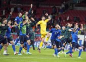 Los jugadores de la selección italiana festejan la clasificación ante España.