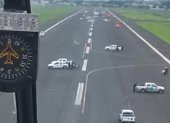 El 18 de marzo de 2020, la pista del aeropuerto de Guayaquil fue invadida por carros aparentemente municipales.