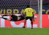 Yerry Mina de Colombia patea un penalti hoy ante Emiliano Martínez de Argentina, durante un partido por las semifinales de la Copa América.
