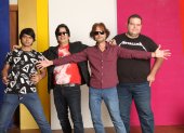La banda revive los clásicos del rock de los años 80 y 90.