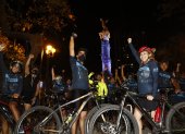 GRUPO DE CICLISTAS HACCE SU RUTA NOCTURNA EN EL PARQUE CENTENARIO PARA AYUDAR A LA RECUPERACION DEL PARQUE EN EL PLANO TURISTICO/JIMMY NEGRETE/GUAYAQUIL-ECUADOR