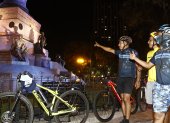GRUPO DE CICLISTAS HACCE SU RUTA NOCTURNA EN EL PARQUE CENTENARIO PARA AYUDAR A LA RECUPERACION DEL PARQUE EN EL PLANO TURISTICO/JIMMY NEGRETE/GUAYAQUIL-ECUADOR