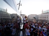 Varias personas participan en la concentración "Por una Cuba libre" en la Puerta del Sol, este lunes en Madrid. La concentración pide "el fin del castrismo".
