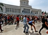 Cientos de cubanos salieron este domingo a las calles de La Habana al grito de "libertad" en manifestaciones pacíficas, que fueron interceptadas por las fuerzas de seguridad.
