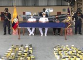 Las latas con droga que la Armada Nacional junto a la Policía Nacional encontraron en una embarcación.