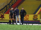 Ismael (d) y Juan Rescalvo (de espaldas), DT y asistente de Emelec, descontentos con el juez Luis Quiroz.